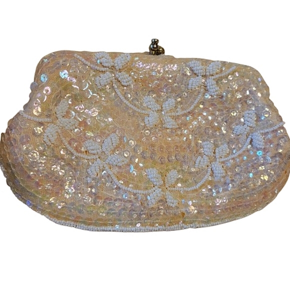 Lot of two purses: 1 beaded white clutch and 1 multicolored beach bag with strap - Picture 3 of 16